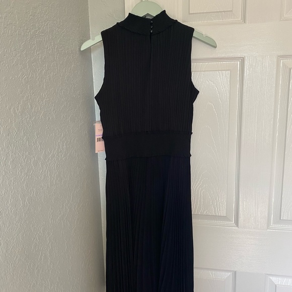 Dress - Picture 2 of 5